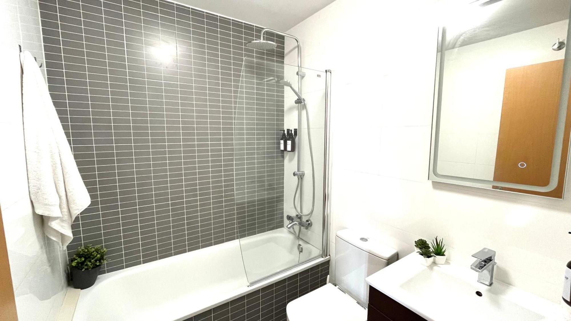 Apartamento Con Terraza By Prestigi Terrassa Zewnętrze zdjęcie